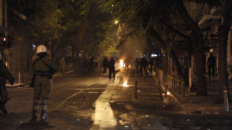 Εξάρχεια: Επίθεση με μολότοφ σε διμοιρία των ΜΑΤ