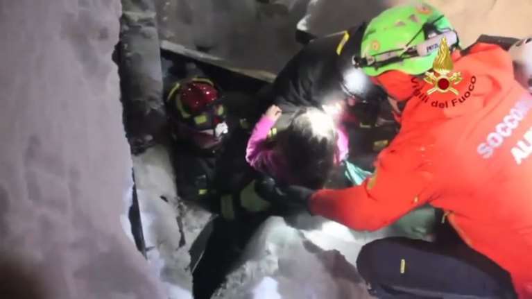 Ιταλία: Διασώστες βγάζουν ζωντανά 4 παιδιά από το χιόνι