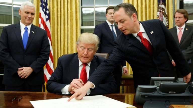 ΗΠΑ: Ο Τραμπ υπέγραψε και καταργείται άμεσα το Obamacare