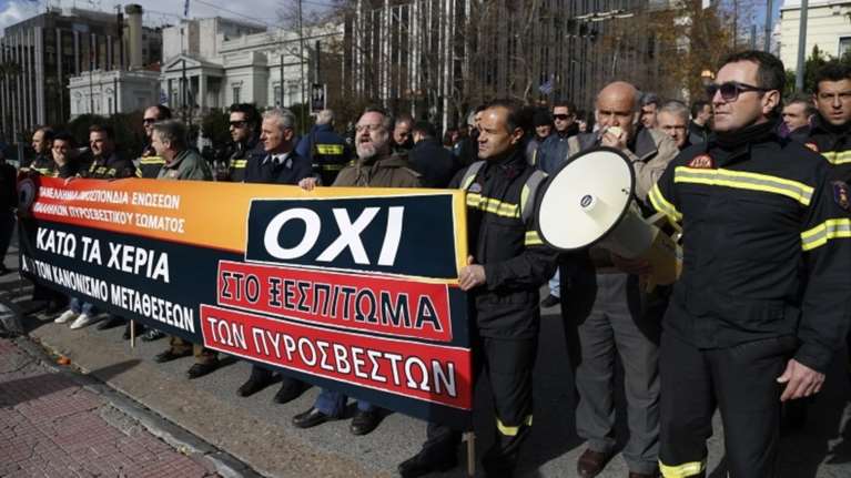 Πυροσβέστες μετακινούνται στα αεροδρόμια που αγόρασε η Fraport