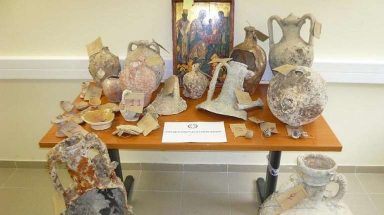 Σύλληψη 63χρονου που στην κατοχή του είχε αμφορείς και αγγεία