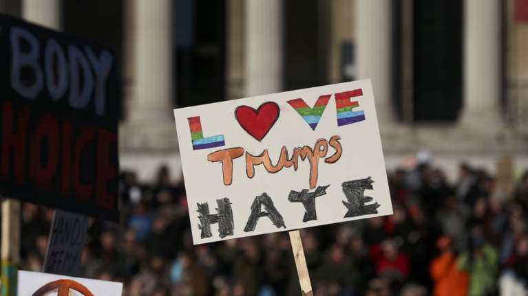 Χιλιάδες γυναίκες σε όλο τον κόσμο διαδηλώνουν κατά του Τραμπ