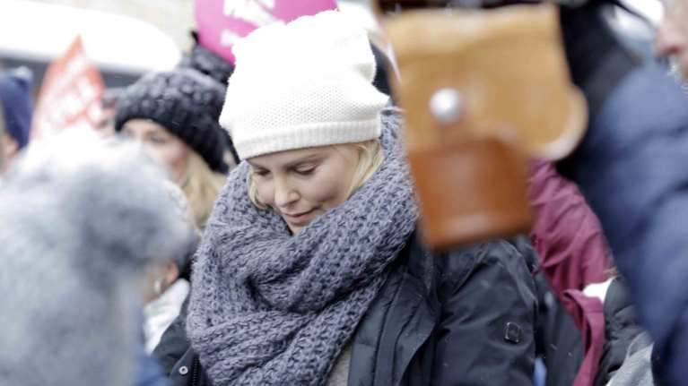 Ξέσπασε σε λυγμούς η Σαρλίζ Θερόν στην πορεία κατά του Τραμπ [Εικόνες]