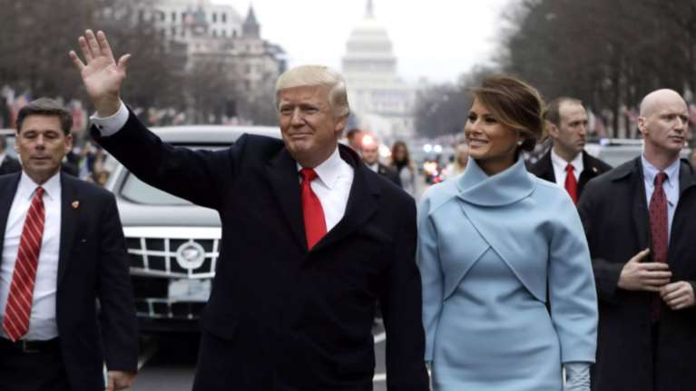 Με... πλαστικά χέρια και αυτόματο ο φρουρός του Τραμπ;