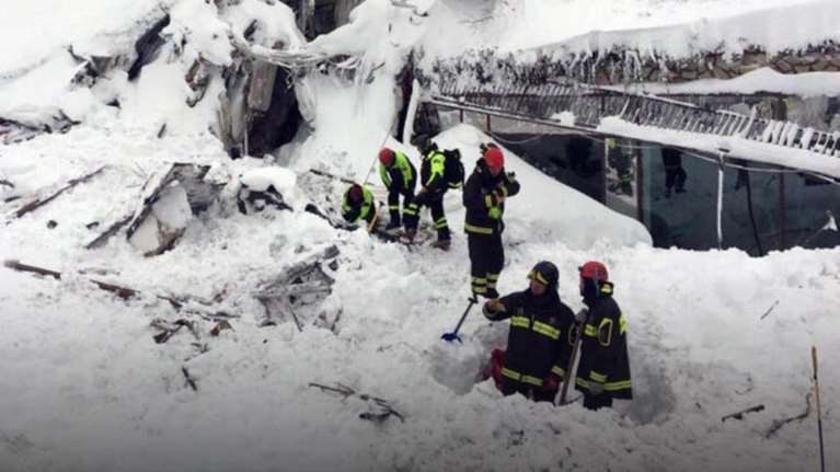 Τρία κουταβάκια βρέθηκαν ζωντανά στο ξενοδοχείο που χτύπησε χιονοστιβάδα