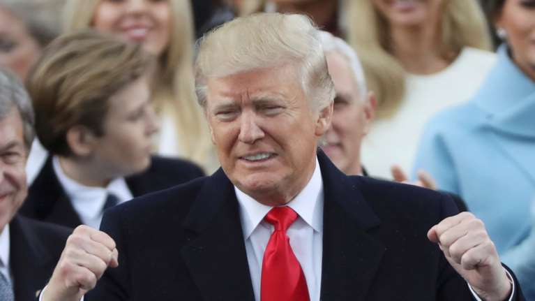 Νομικοί κατηγορούν τον Τραμπ ότι πήρε χρήματα από ξένες κυβερνήσεις