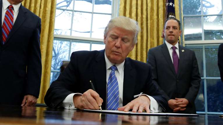 Ο Τραμπ κατάργησε τα ισπανικά από την ιστοσελίδα του Λ. Οίκου