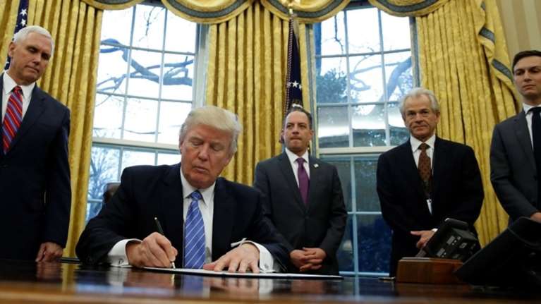 Ο Τραμπ επανέφερε τον περιορισμό των αμβλώσεων στον κόσμο