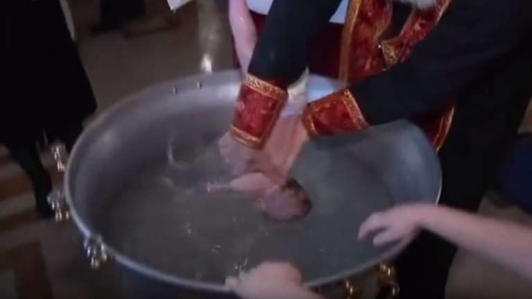 Η «ακραία» βάπτιση μωρού στην Τιφλίδα σαρώνει στο internet [Βίντεο]