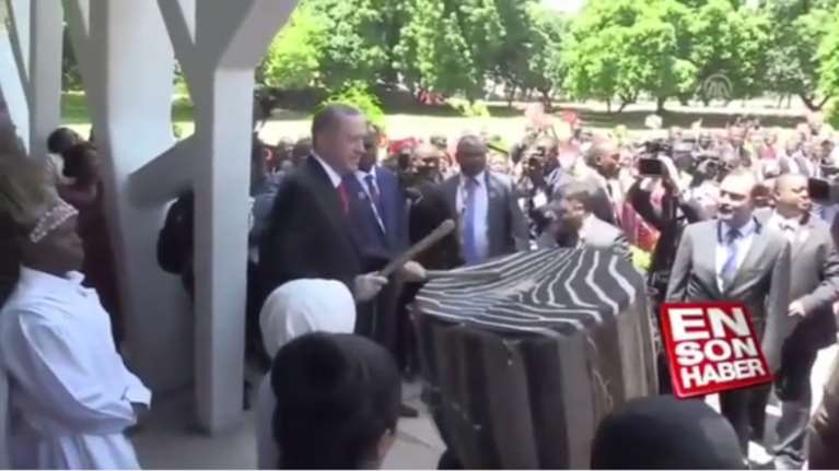 O Eρντογάν στην Τανζανία για business και ταμ ταμ [ΒΙΝΤΕΟ]