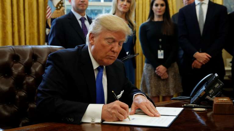 Στα πρώτα 24ωρα στον Λευκό Οίκο ο Τραμπ παραμένει... Τραμπ