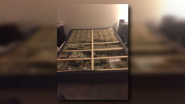 ΗΠΑ: Εισαγγελείς βρήκαν 20 εκατ. δολάρια κρυμμένα κάτω από στρώμα