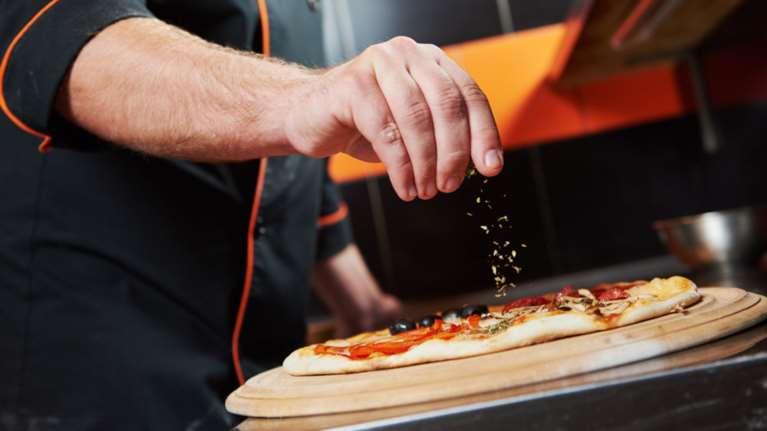 Πίτσα Τραμπ με νιφάδες χρυσού και τιμή που δεν θα πιστέψετε