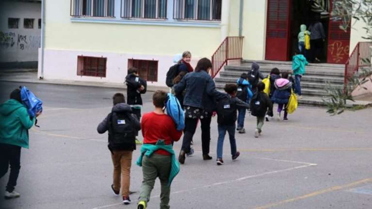 Λάρισα: Ρατσιστικό παραλήρημα, απειλούν τη διευθύντρια του σχολείου