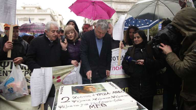 Η διαμαρτυρία της ΠΟΕΔΗΝ: Ο Πινόκιο, η τούρτα και τα λογοκριμένα πανό