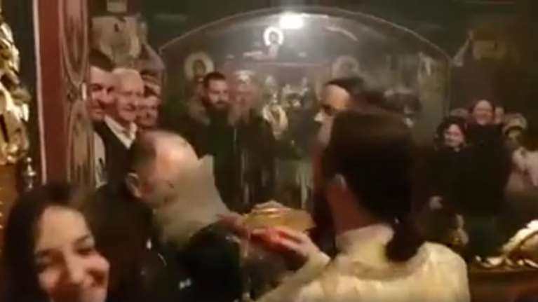 Ο παπάς που μπέρδεψε τον αγιασμό με το μπουγέλωμα χαρίζει άφθονο γέλιο