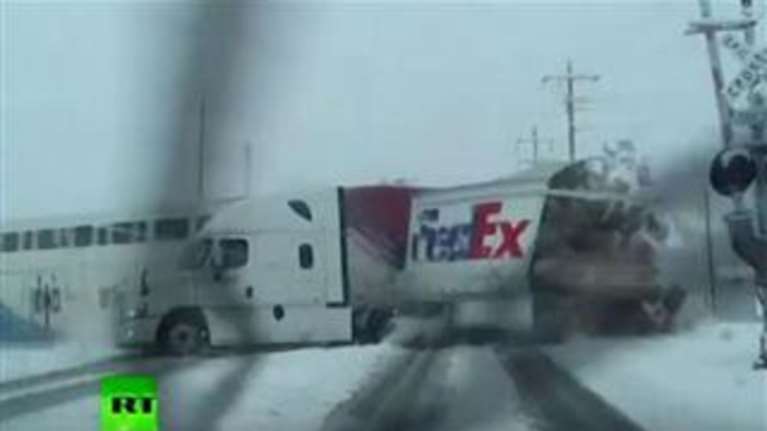 Επιβατικό τρένο παρασύρει και κόβει στα δυο νταλίκα  (video)