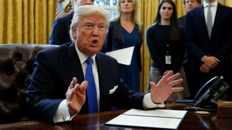 Τραμπ: Αρχίζουμε να χτίζουμε το τείχος στα σύνορα με το Μεξικό