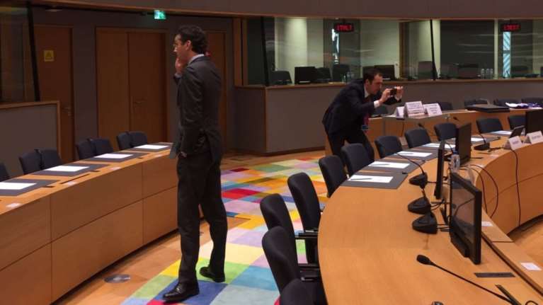 Ο Ντάισελμπλουμ ποζάρει στη νέα αίθουσα του Eurogroup
