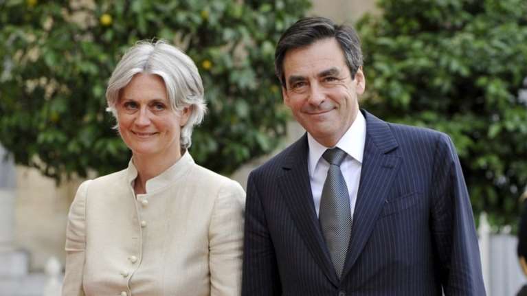Γαλλία: Ο Φιγιόν διαψεύδει τα περί αργομισθίας της συζύγου του