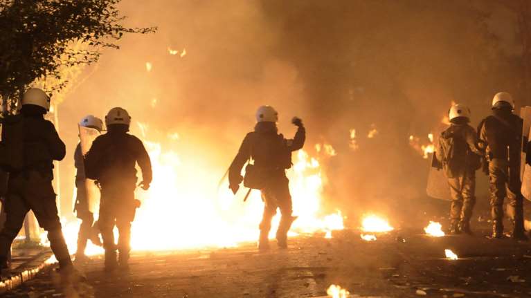 Επίθεση με βροχή από μολότοφ μπροστά στα γραφεία του ΠΑΣΟΚ