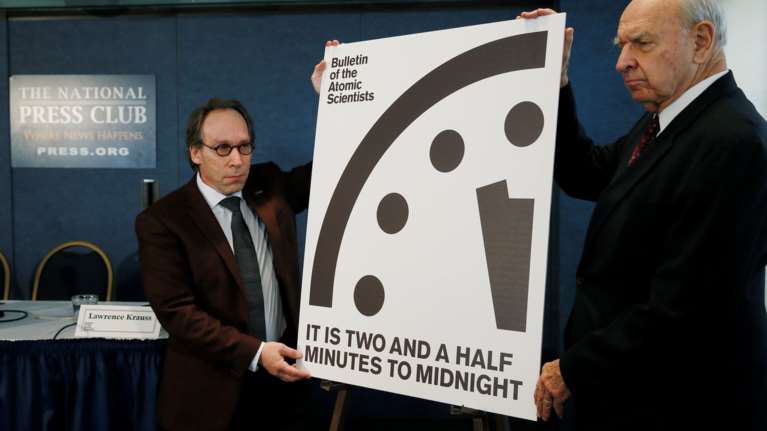 Το ρολόι της αποκάλυψης δείχνει δυόμιση λεπτά πριν τις 12 λόγω Τραμπ