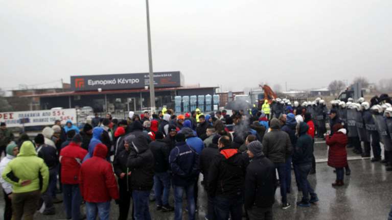 Στην Αθηνών-Θεσσαλονίκης τα τρακτέρ, πληθαίνουν τα μπλόκα