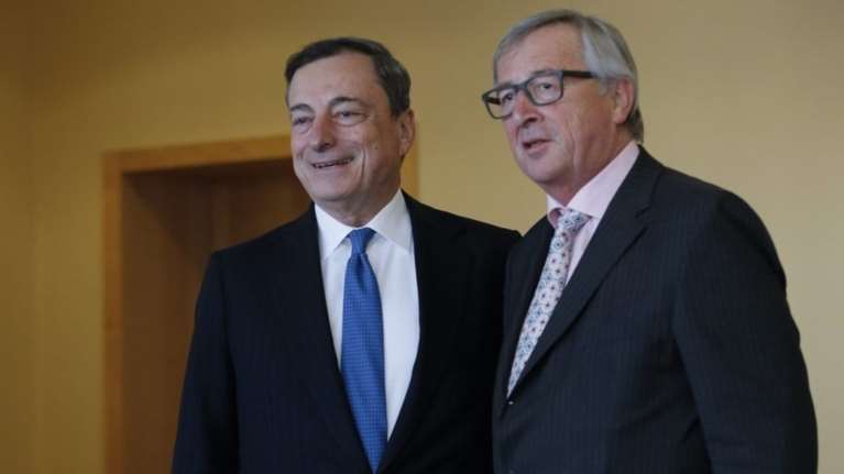 Handelsblatt: Γιούνκερ - Ντράγκι σχεδιάζουν ευρωομολόγα, αντιδρά ο Σόιμπλε