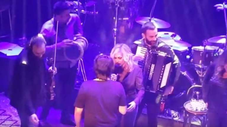 Ο επίμονος θαυμαστής που έκανε έξαλλη την Αννα Βίσση: «Κατέβα κάτω τώρα»