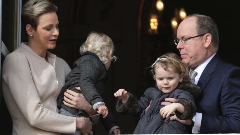 Τα δίδυμα πριγκιπόπουλα του Μονακό και οι αταξίες τους σε επίσημη τελετή