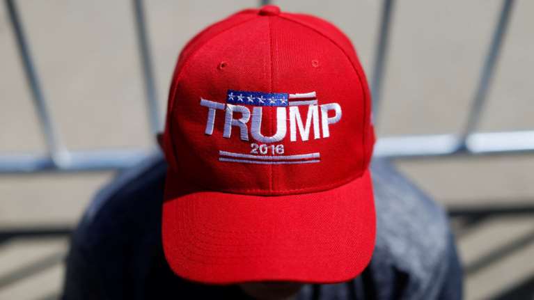 Κλείνει τα σύνορα των ΗΠΑ σε μουσουλμάνους πρόσφυγες ο Τραμπ