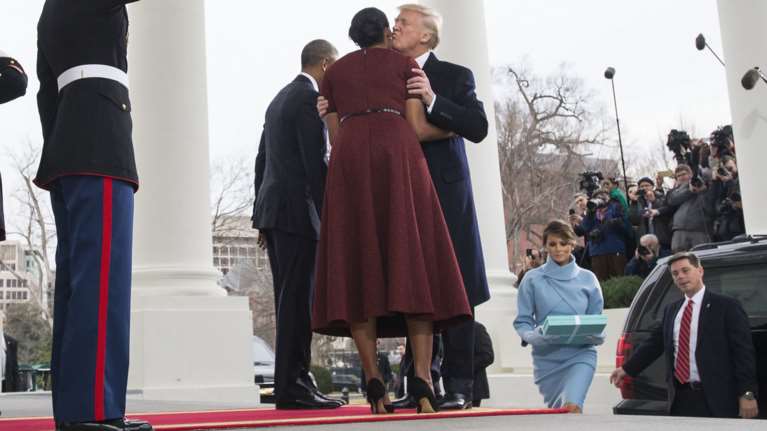 Γιατί ο Τραμπ δεν περίμενε τη Μελάνια για να μπουν μαζί στο Λευκό Οίκο