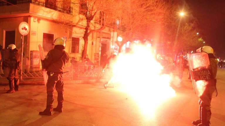 Βροχή από μολότοφ στη Θεσσαλονίκη, πεδίο μάχης το ΑΠΘ