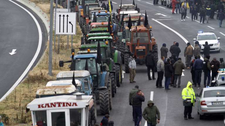 Κλιμακώνουν τις κινητοποιήσεις οι αγρότες-Στήνουν νέα μπλόκα