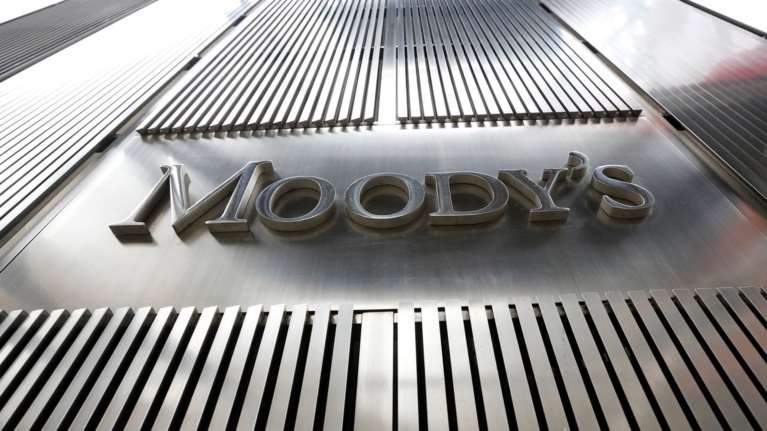 Moody&#39;s: Κίνδυνοι για τις τράπεζες εάν δεν καθυστερήσει η αξιολόγηση