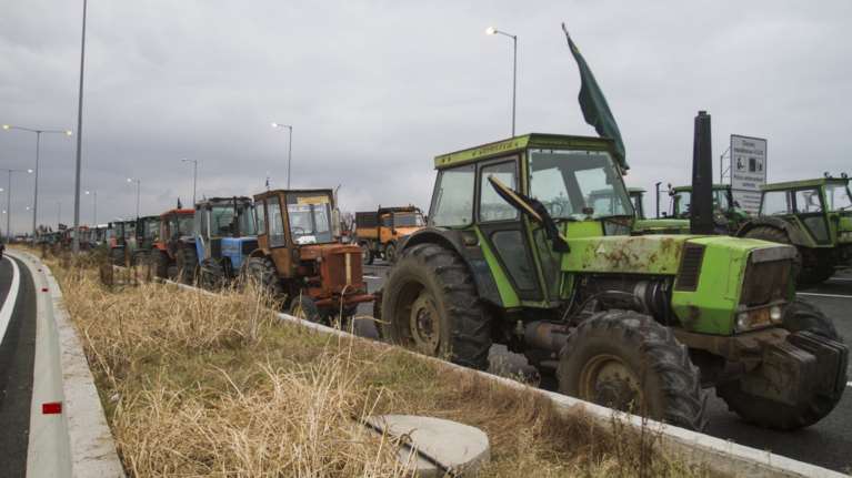 Κλιμακώνουν οι αγρότες, έφτασαν στο τελωνείο του Προμαχώνα