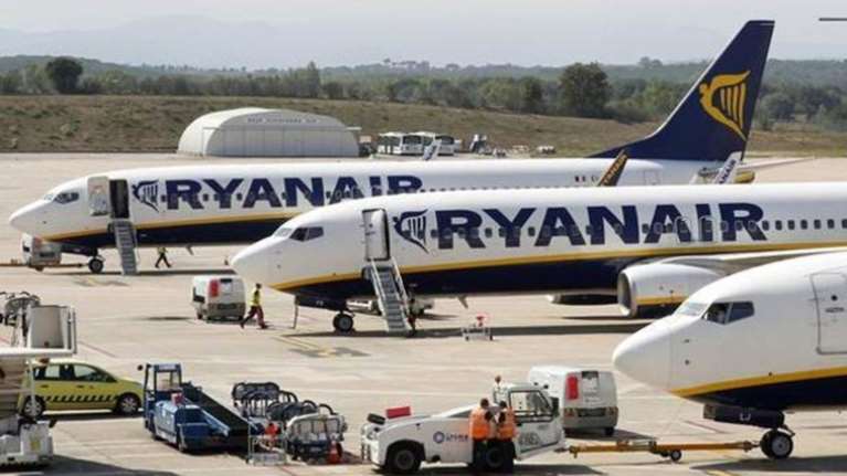 Ryanair: Μειώνει τα δρομολόγια στην Ελλάδα με «βολές» κατά της κυβέρνησης