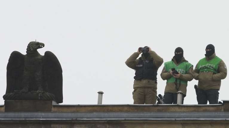 Η γερμανική αστυνομία συνέλαβε τρία άτομα για σχέσεις με το ΙΚ