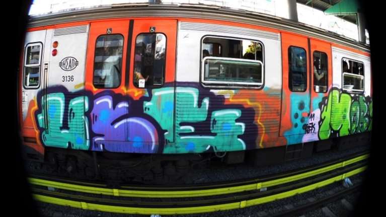 «Πολυεθνική» ομάδα γκράφιτι σε συρμούς ΜΕΤΡΟ &amp; ΤΡΑΙΝΟΣΕ