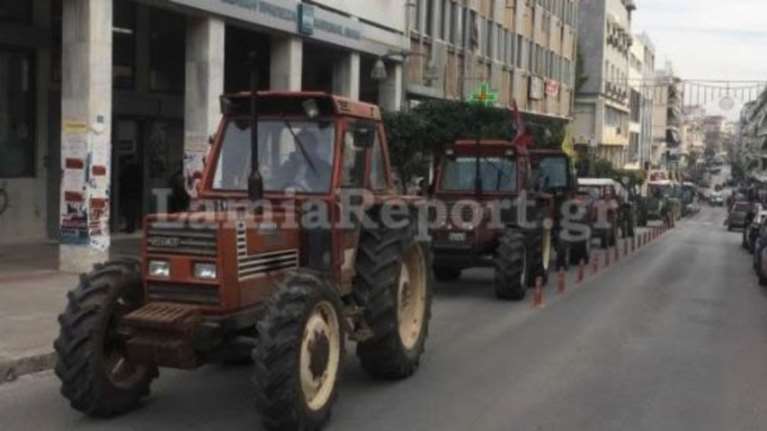 Αγρότες μπήκαν με τα τρακτέρ στο κέντρο της Λαμίας-βίντεο