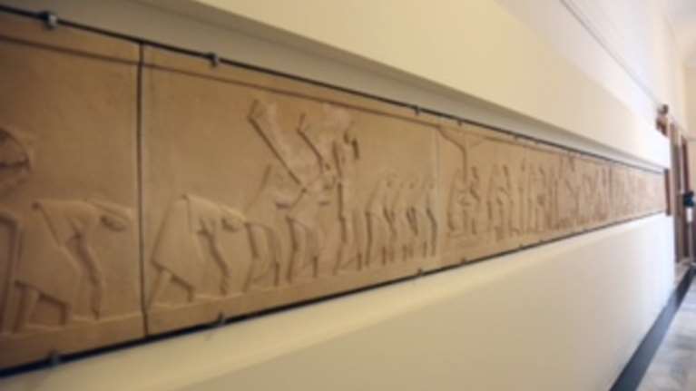 Μνημειακή γλυπτή ζωφόρος του Χρ. Καπράλου δώρο της Παπαστράτος στη Βουλή