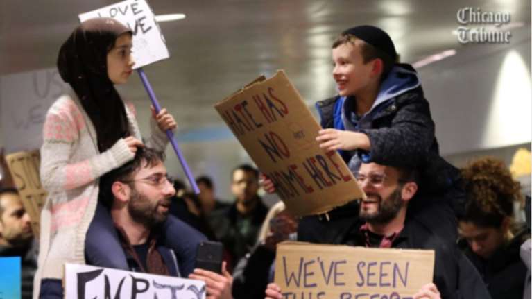 Η φωτογραφία που βγάζει την γλώσσα στο διάταγμα του Τραμπ