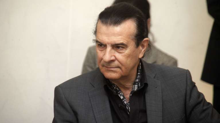 Ο Κουράκης απαγγέλλει Κουράκη μπροστά στον Καρανίκα-Βίντεο