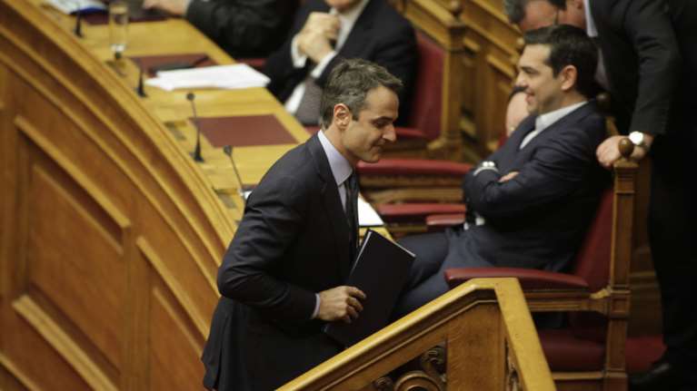 Σκληρή προσωπική κόντρα Τσίπρα - Μητσοτάκη στη Βουλή