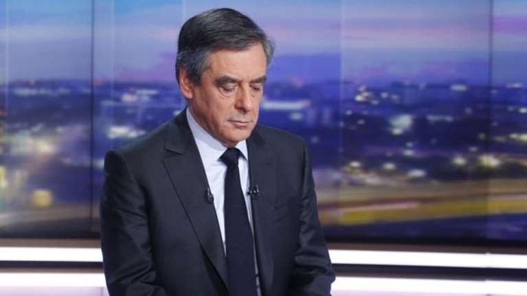 Γαλλική δεξιά: Τρία σενάρια για την απόσυρση του Φιγιόν από τις εκλογές