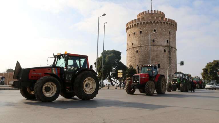 Μπήκαν οι αγρότες με τα τρακτέρ στο κέντρο της Θεσσαλονίκης