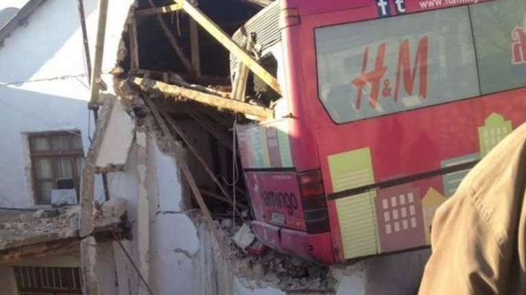 Λεωφορείο έπεσε πάνω σε μαθητές, τραυμάτισε μια 14χρονη μαθήτρια