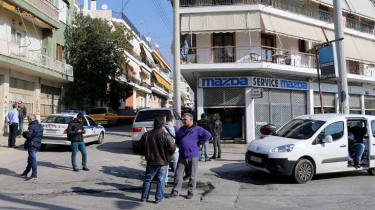 Εγκλημα στο Περιστέρι: Οι δράστες φώναζαν «τα λεφτά, τα λεφτά»