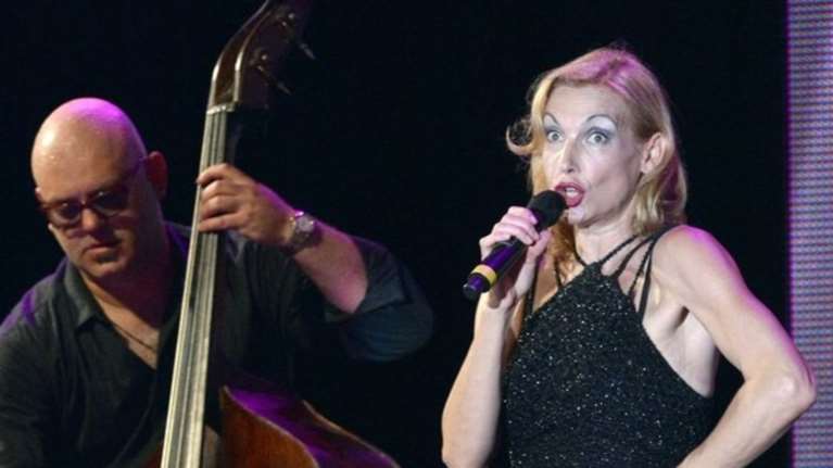 Oύτε Λέμπερ, η καθηλωτική σταρ του καμπαρέ στο Παλλάς