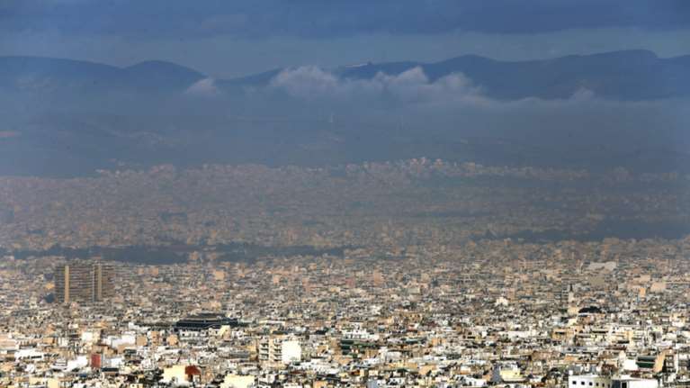 Αιθαλομίχλη και υγρασία «πνίγουν» το λεκανοπέδιο